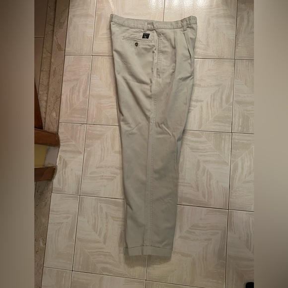 Eddie Bauer Men’s Stone Color Relaxed-Fit Front Pleated Cuffed Leg Pants - Picture 3 of 9